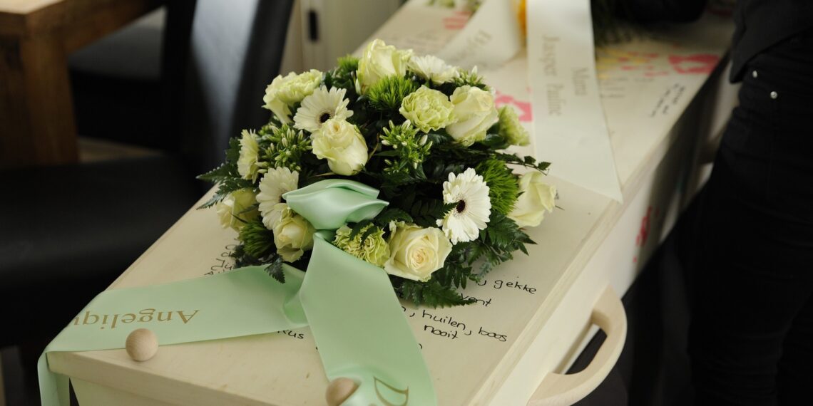Bos bloemen op een kist