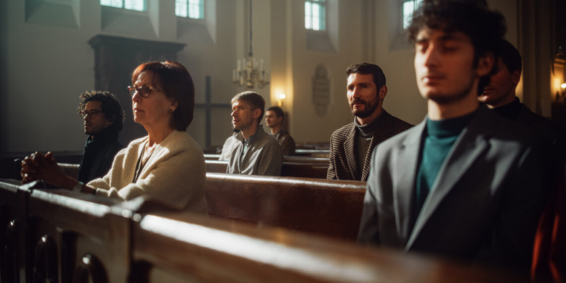 Mensen in de kerk Groep mensen die in de kerk zitten