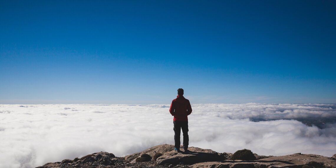 Man op de top van een berg.