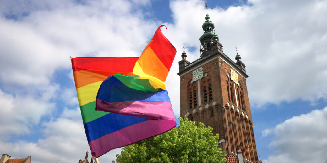 Regenboogvlag voor een kerk