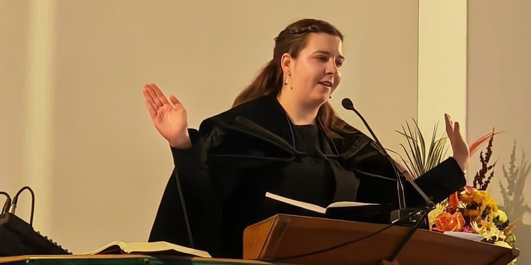 Beatrix Biró, pastoraal medewerker in een stadskerk van Braşov.