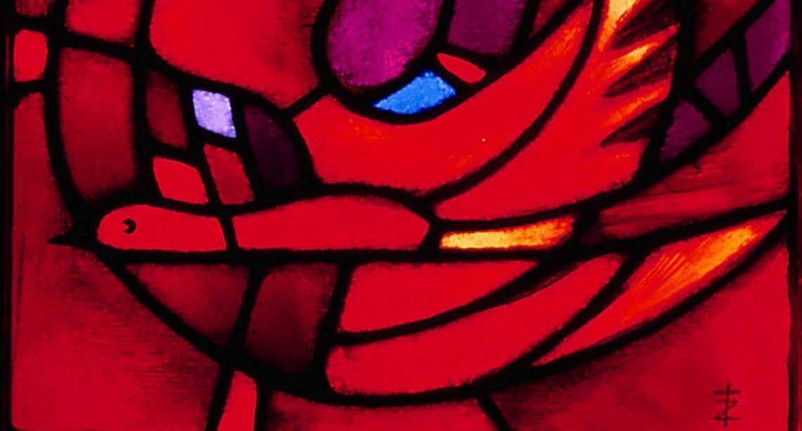 Rood glas-in-lood venster in de Verzoeningskerk te Taizé