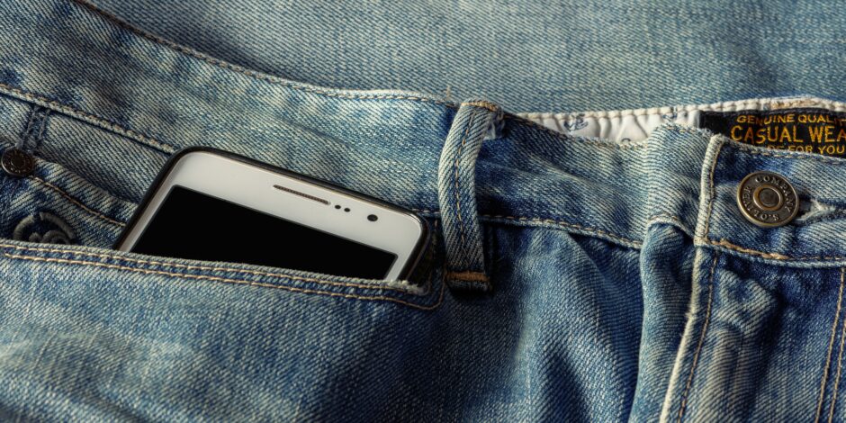 Mobiele telefoon in een broekzak