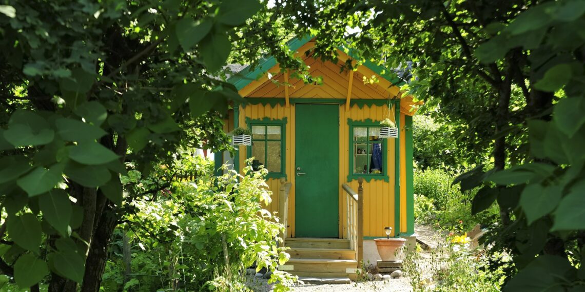 Tuinhuisje Klein huisje in een tuin