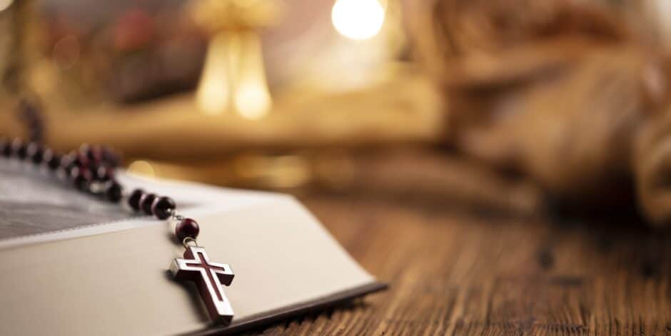 Bijbel met daarop een kruis