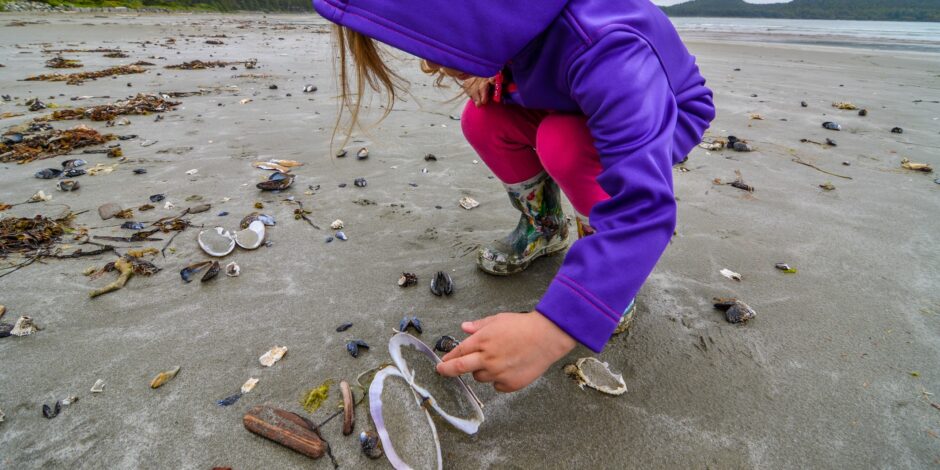 Persoon die aan het strandjutten is.