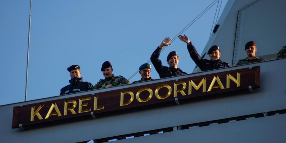Fred Omvlee -midden zwaaiend- aan boord van Zr. Ms. Karel Doorman na Ebola missie