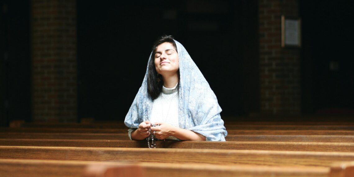 Non in kerk Non die in de kerk op een kerkbank zit