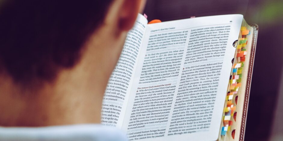 Man die een bijbel leest