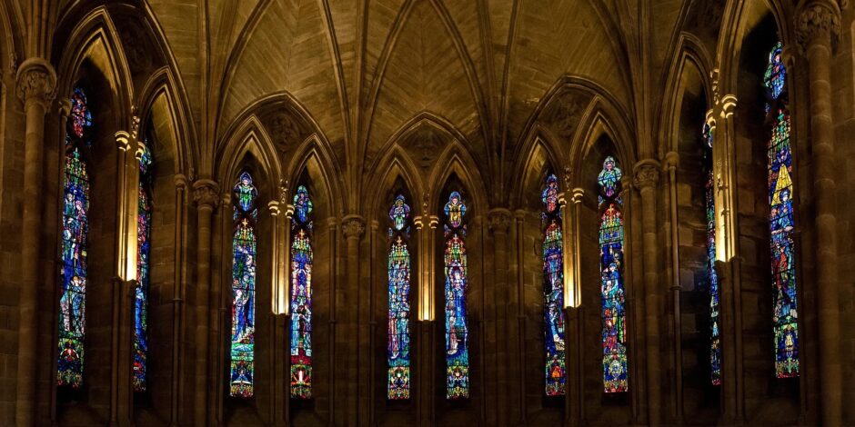 Kerk met glas-in-lood ramen