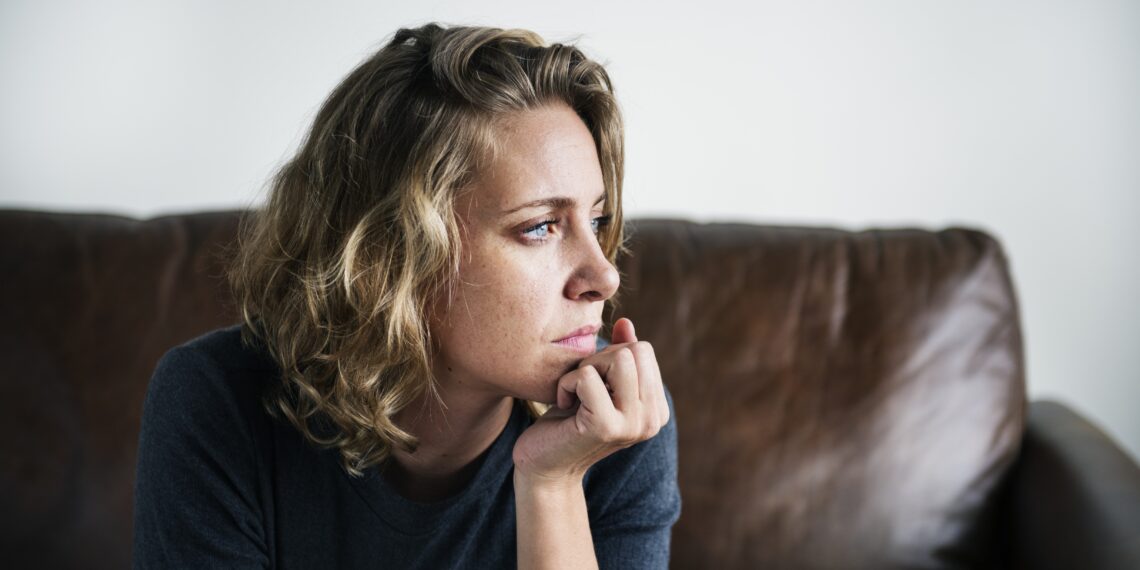 Verdrietige vrouw Vrouw die verdrietig naar buiten kijkt