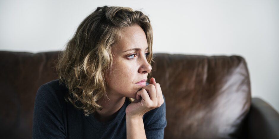 Vrouw die verdrietig naar buiten kijkt