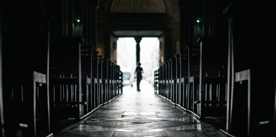 Vrouw in een kerk