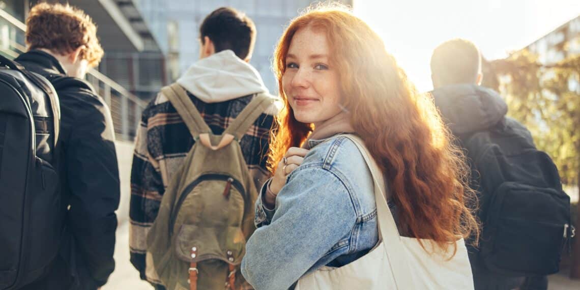 Studente Studente die op weg is naar school