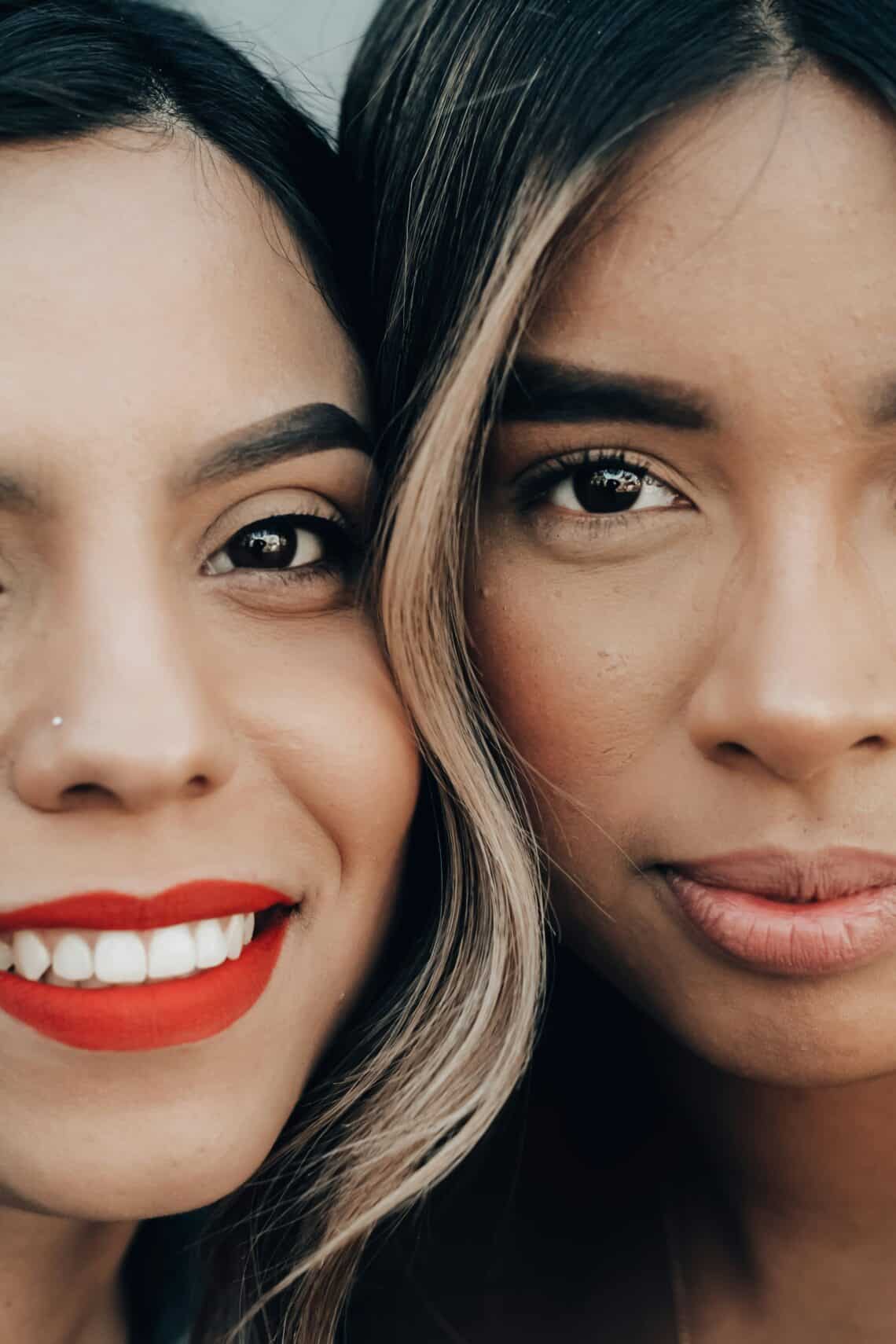Close-up van twee jonge vrouwen