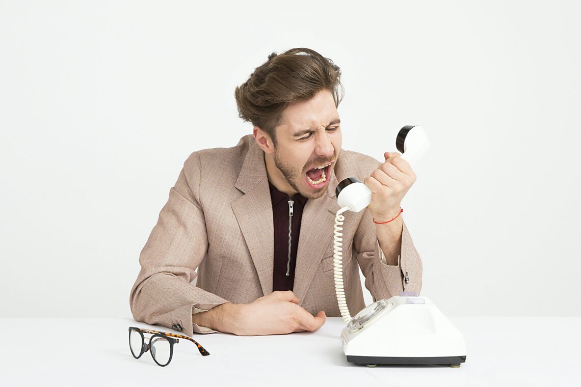 Man die door de telefoon schreeuwt