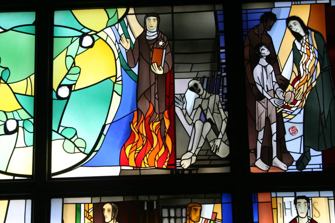 Gebrandschilderd glas met afbeelding van Edith Stein, Maximiliaan Kolbe en Elisabeth van Thüringen in de Herz-Jesu-Kirche (Kassel). Vervaardigd door Alois Plum