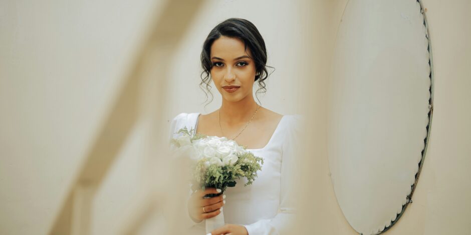 Bruid die haar boeket bloemen vasthoudt