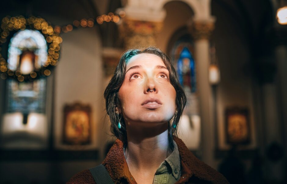 Persoon die omhoog kijkt en een katholieke kerk bewondert