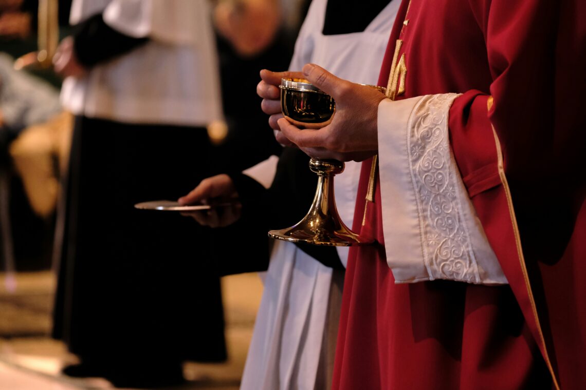 Priester die een beker vasthoudt