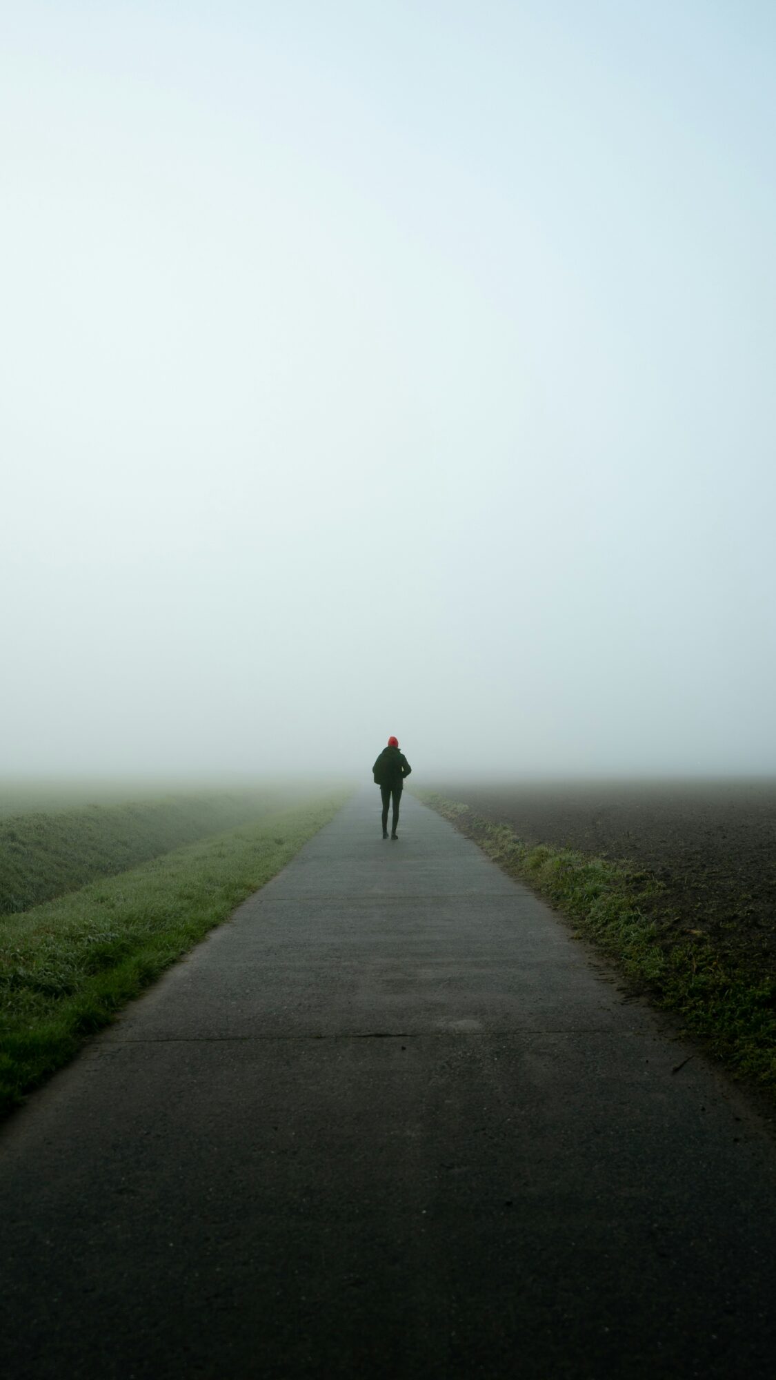 Persoon lopend in de mist