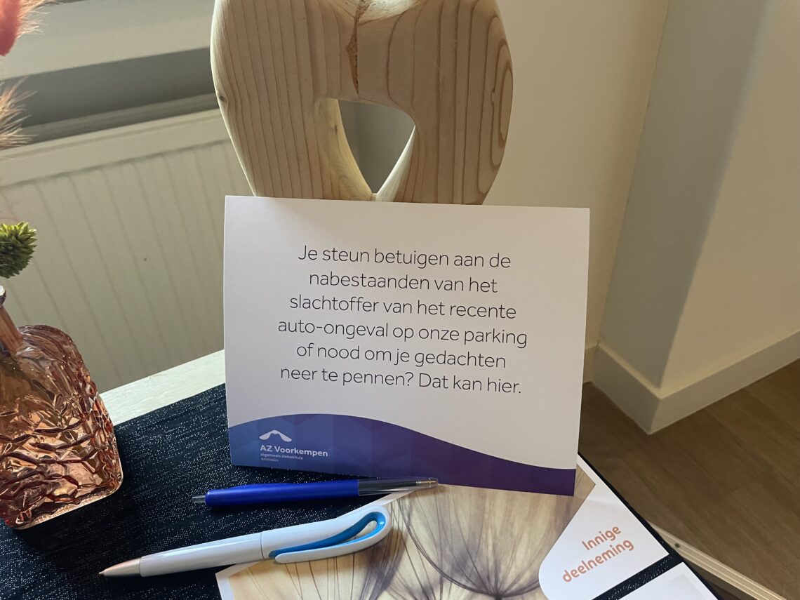Kaartje van AZ Voorkempen waarop staat dat je hier je steun aan de nabestaanden van het slachtoffer kan betuigen