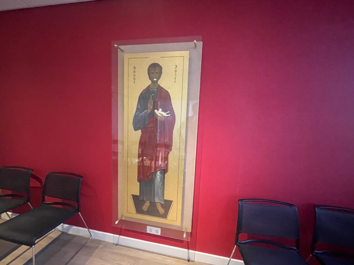 Schilderij van een heilige met twee witten duiven in zijn hand