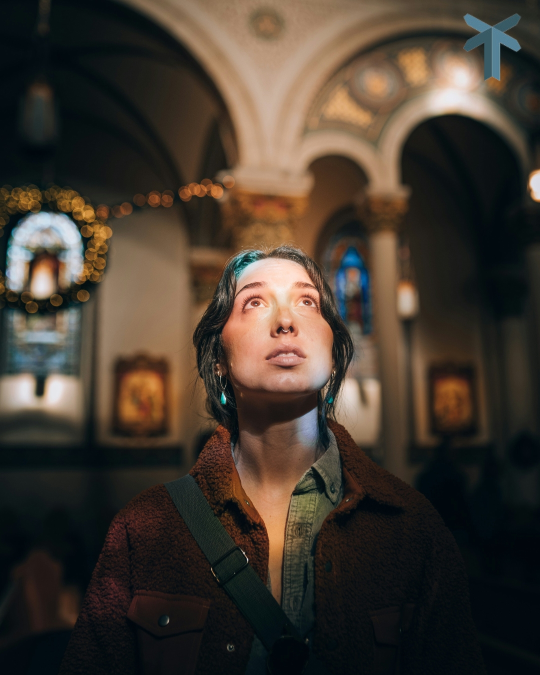 Persoon die katholieke kerk van binnen bewondert