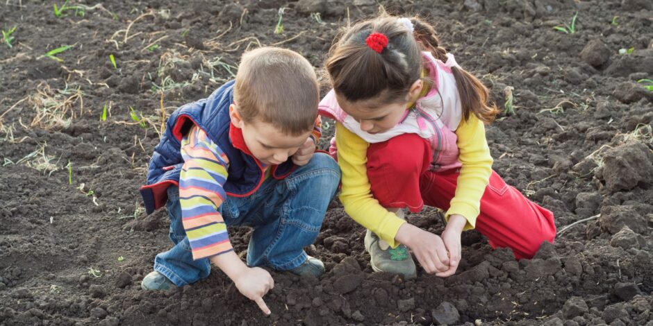 twee kinderen die spelen in de natuur