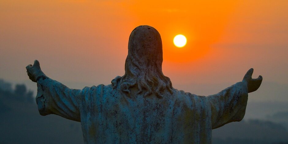 Beeld van Jezus bij zonsondergang