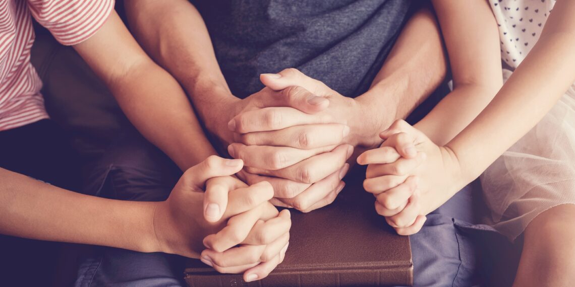 Bidden ouder met kinderen