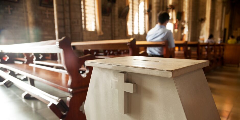 Witte donatie box met een kruis erop in een christelijke kerk