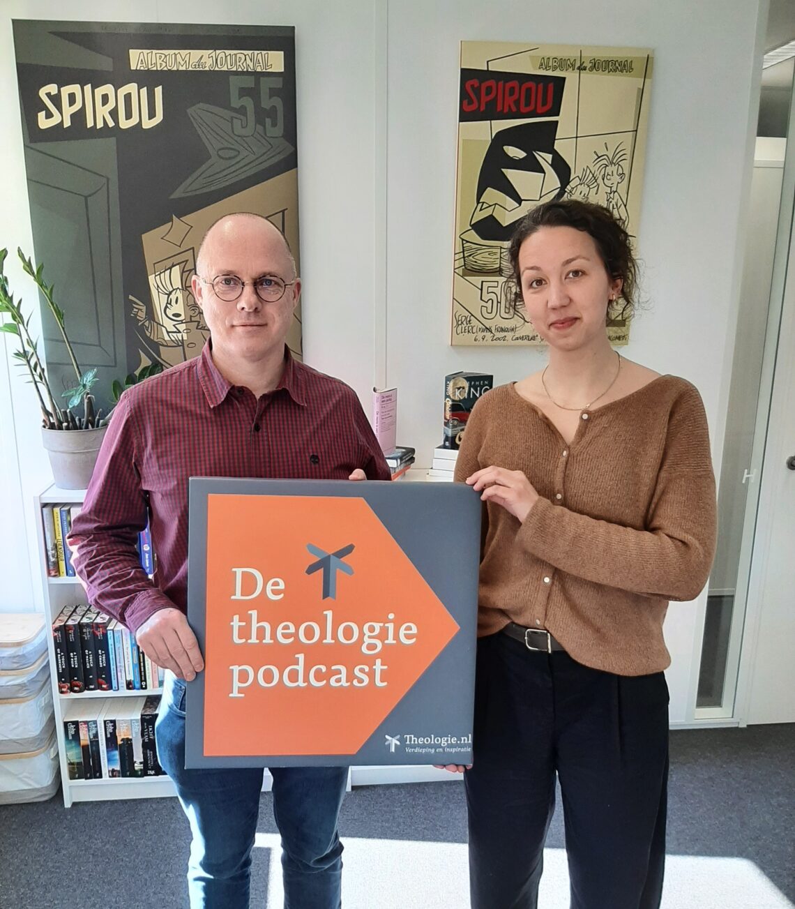 Natasja Bos en Tom Mikkers voor De theologie podcast