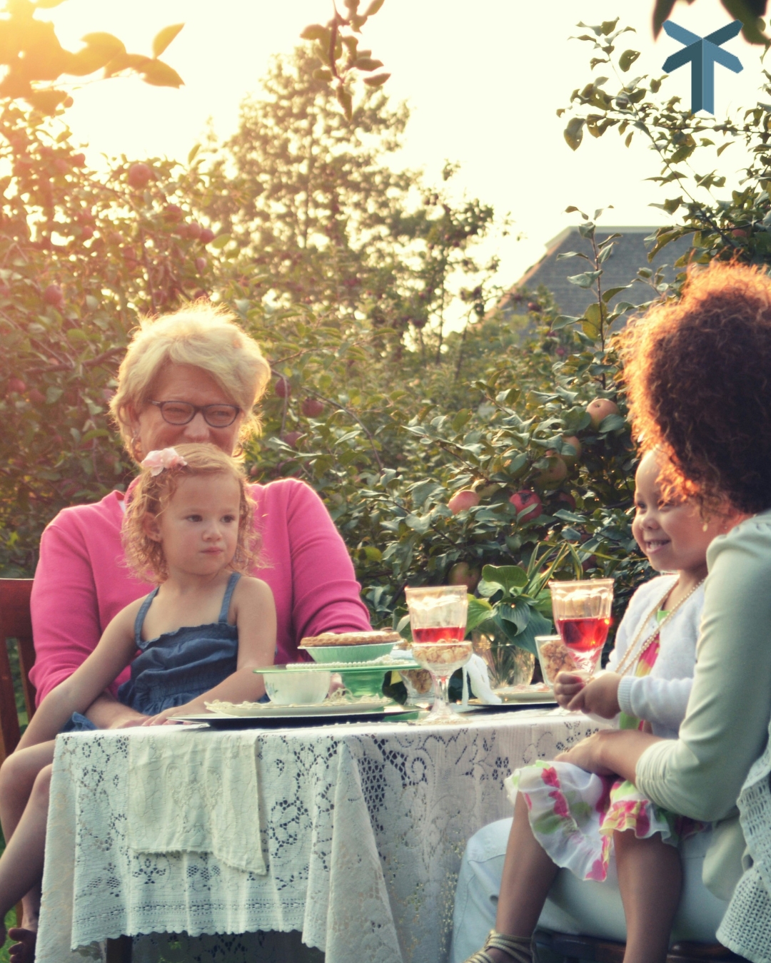 Gezin dat aan het eten is in een boomgaard