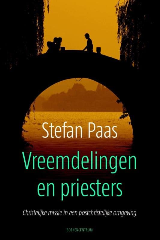 Vreemdelingen en priesters van Stefan Paas