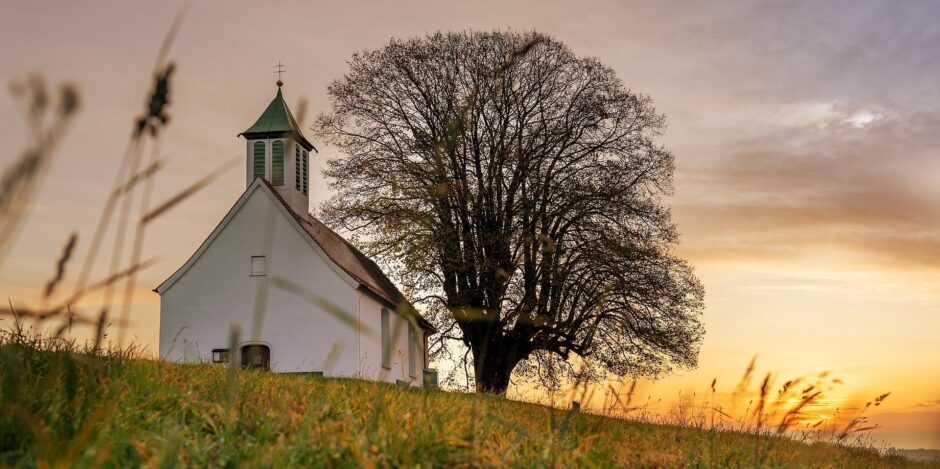 Kerk met zonsondergang