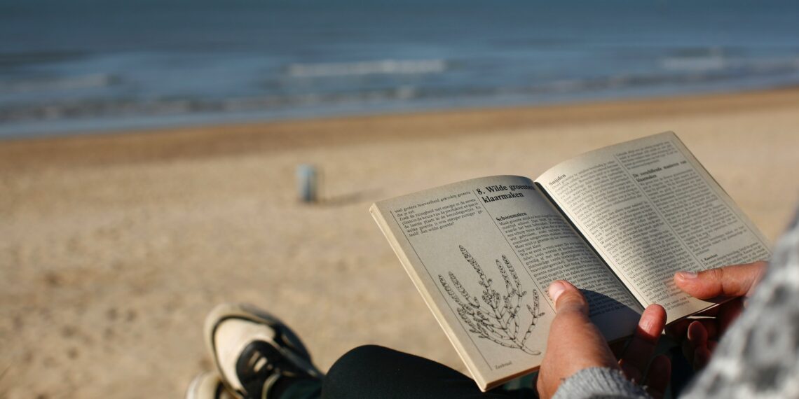 Boek lezen op het strand Boek lezen op het strand