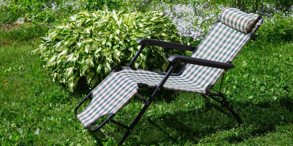 Ligstoel in de tuin