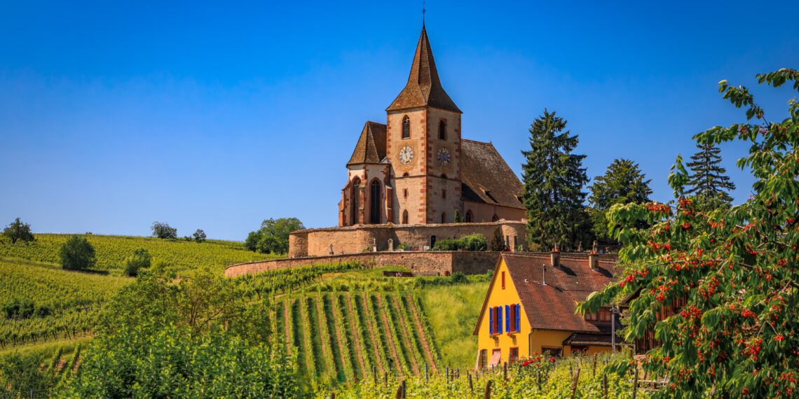 Kerk in Frankrijk met een wijngaard op de voorgrond