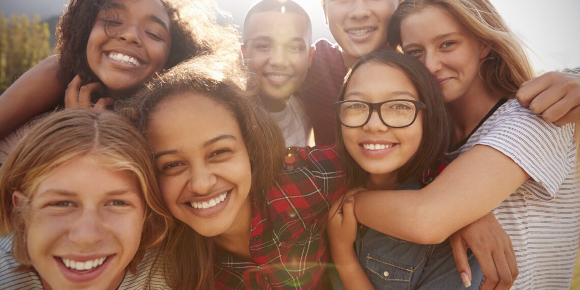 Groep tieners Groep jongeren die lachen voor de camera