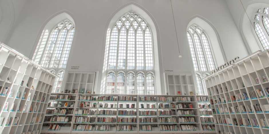 Kerk met boeken