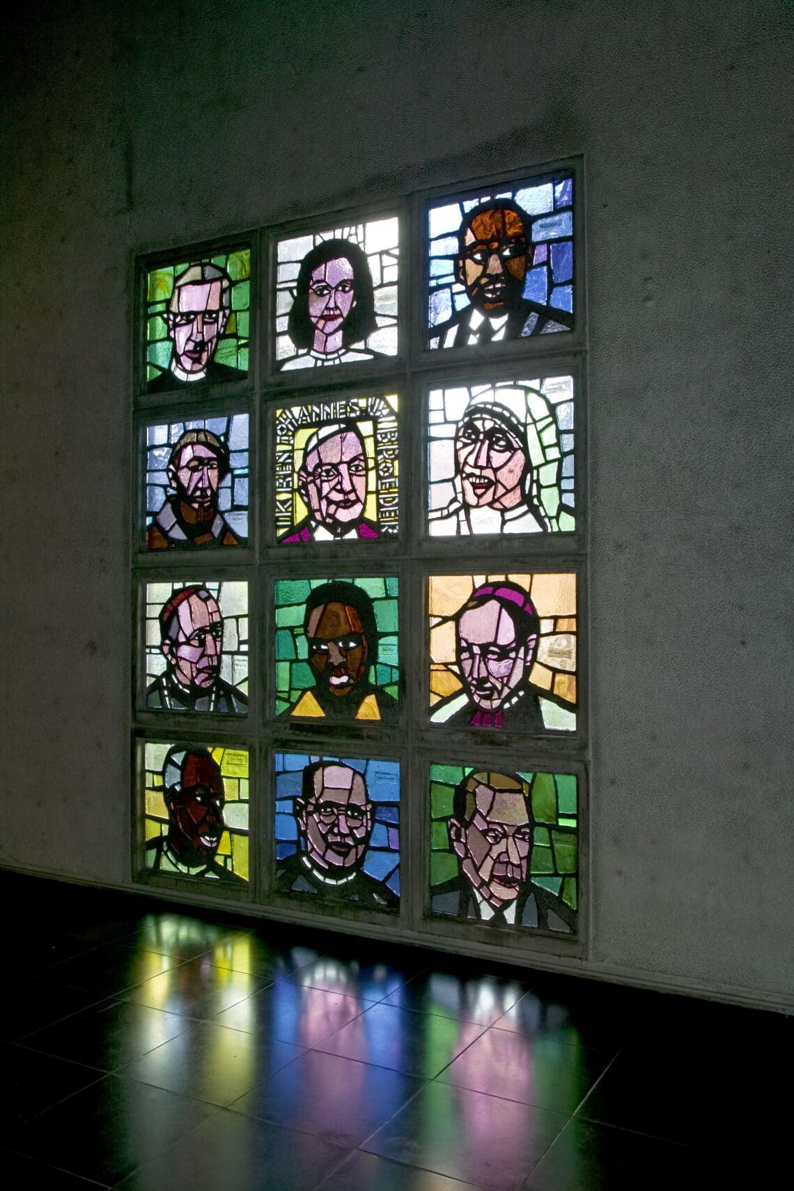 Bonhoeffer (middenonder) als moderne heilige in de Sint-Annakerk (Heerlen