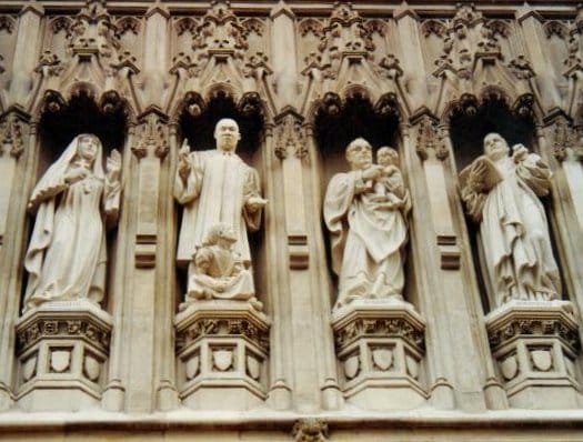 Galerij van 20e-eeuwse martelaren in Westminster Abbey. Van links naar rechts Moeder Elisabeth van Rusland, Martin Luther King Jr., Óscar Romero en Dietrich Bonhoeffer