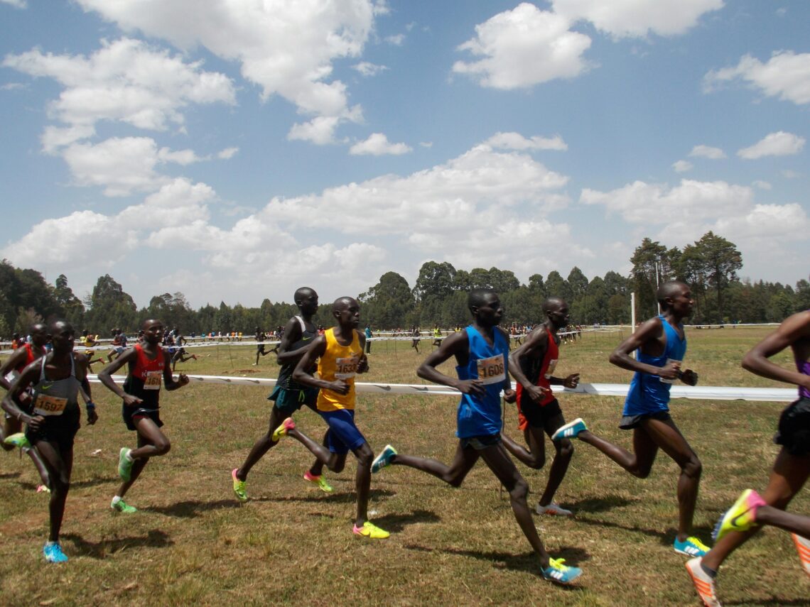 Hardlopers tijdens Discovery Kenya Cross Country event in Eldoret, Kenia