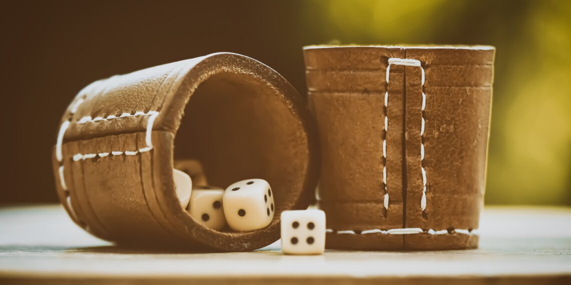 Dobbelstenen die in een bekertje zitten