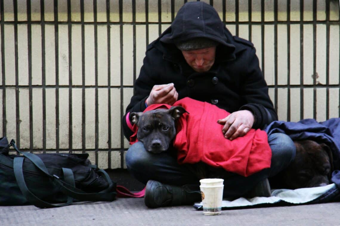 Dakloze man met zijn hond