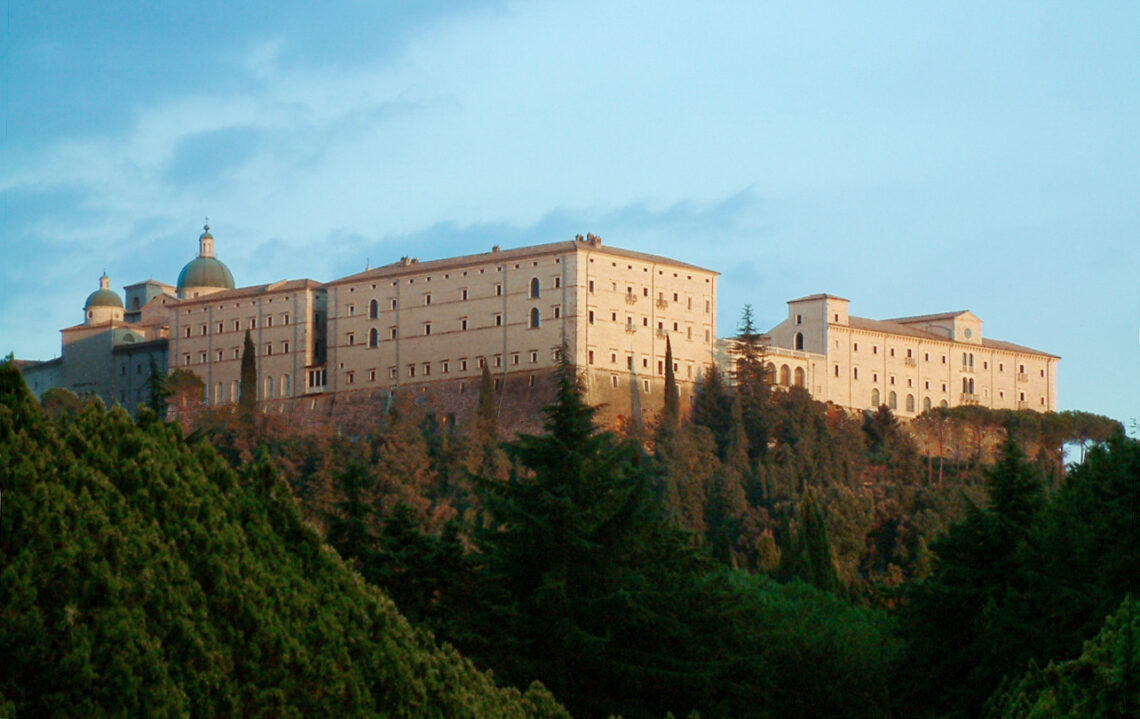 Uitzicht op het klooster van Monte Montecassino bij schemerlicht