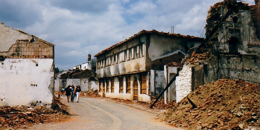 Verwoeste huizen in Kosovo