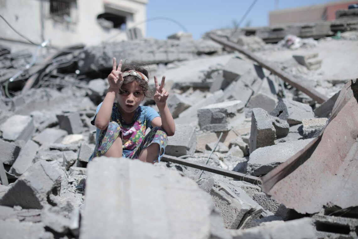 Kind in Gaza die tussen het puin zit