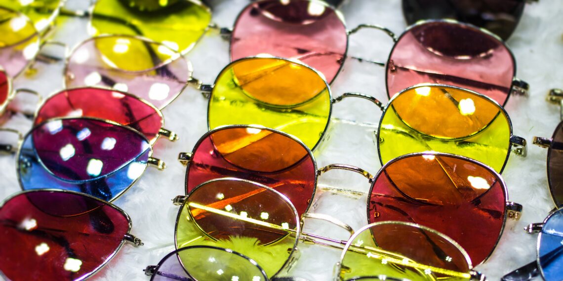 Zonnebrillen die op een tafel liggen